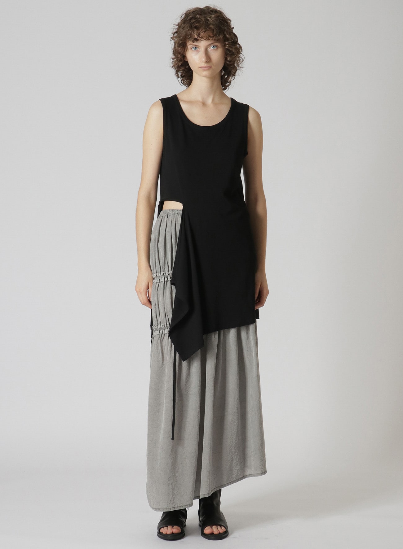 SOFT PLAIN STITCH RIGHT SLASH SLEEVELESS T