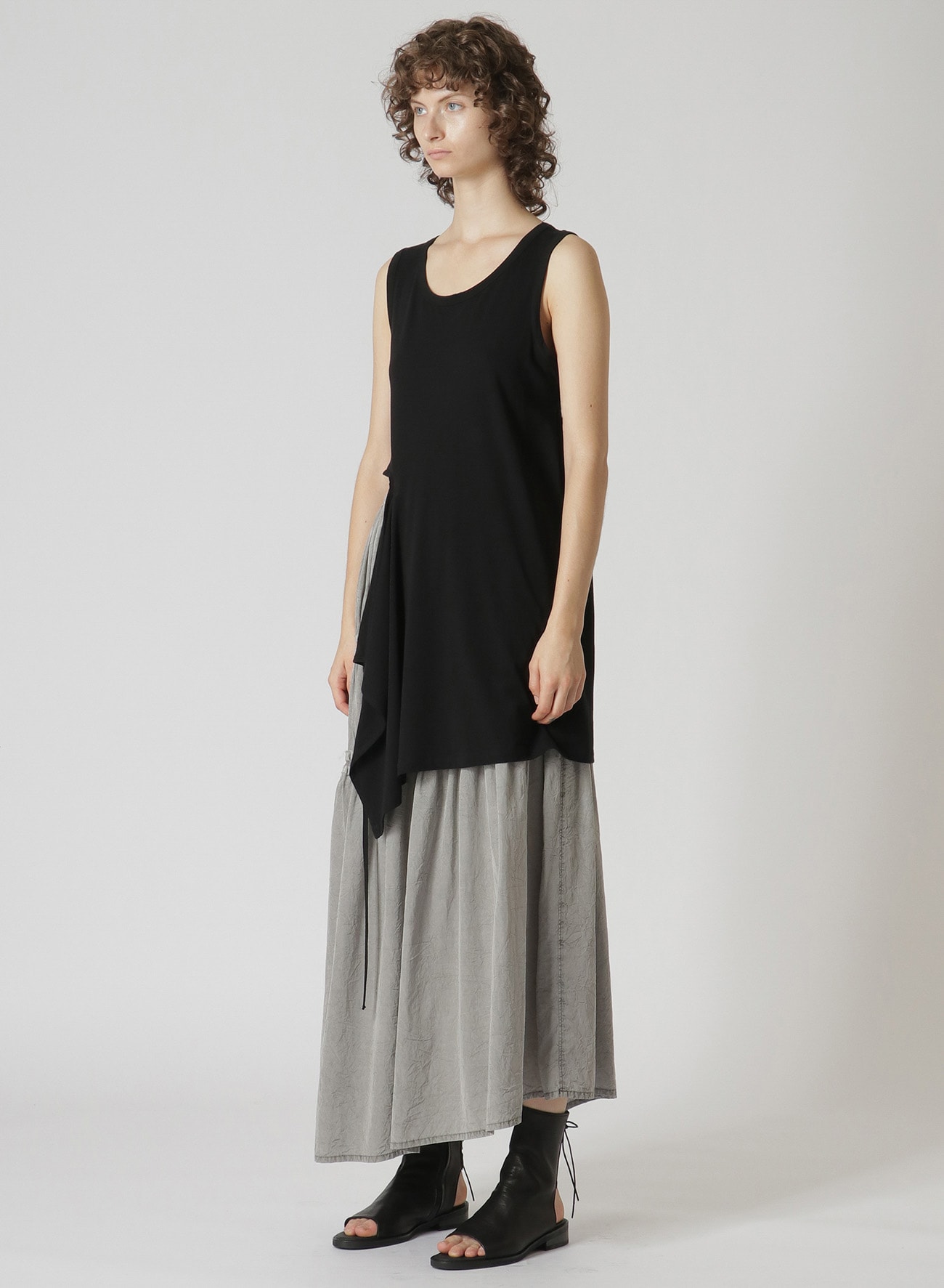 SOFT PLAIN STITCH RIGHT SLASH SLEEVELESS T