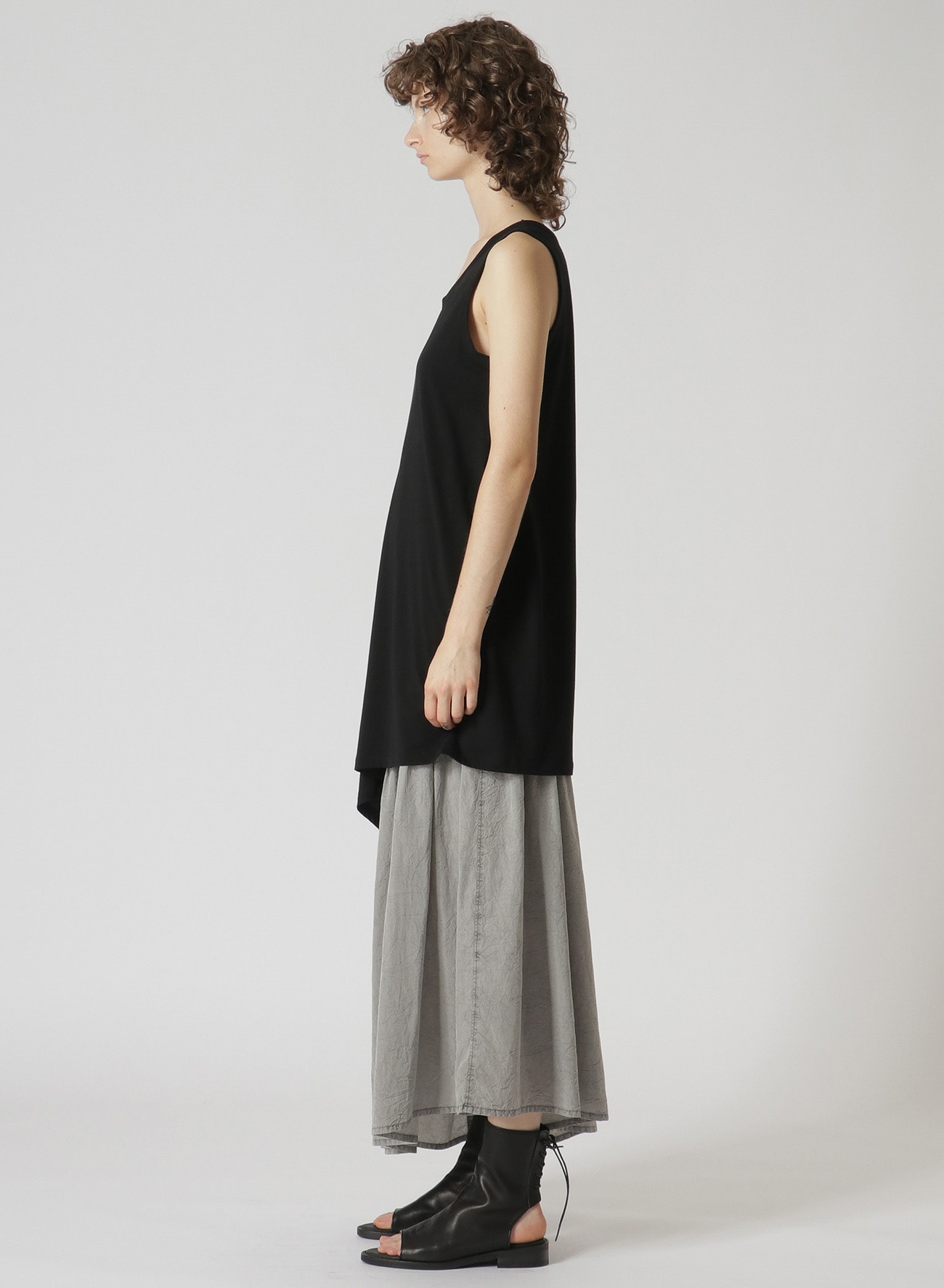SOFT PLAIN STITCH RIGHT SLASH SLEEVELESS T